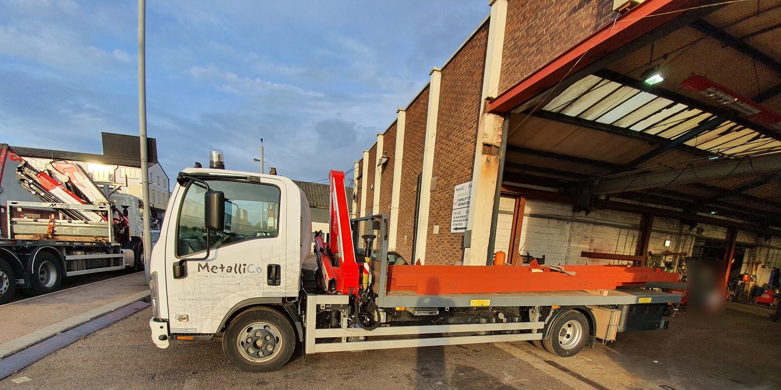 Metallico Isuzu crane truck
