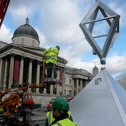 Lifting the top section beside the National Gallery